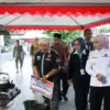 Wajah Pusat Kota Rapit, Bupati Tika Bagikan Bantuan Tenda Seragam untuk PKL di Alun-Alun Kendal