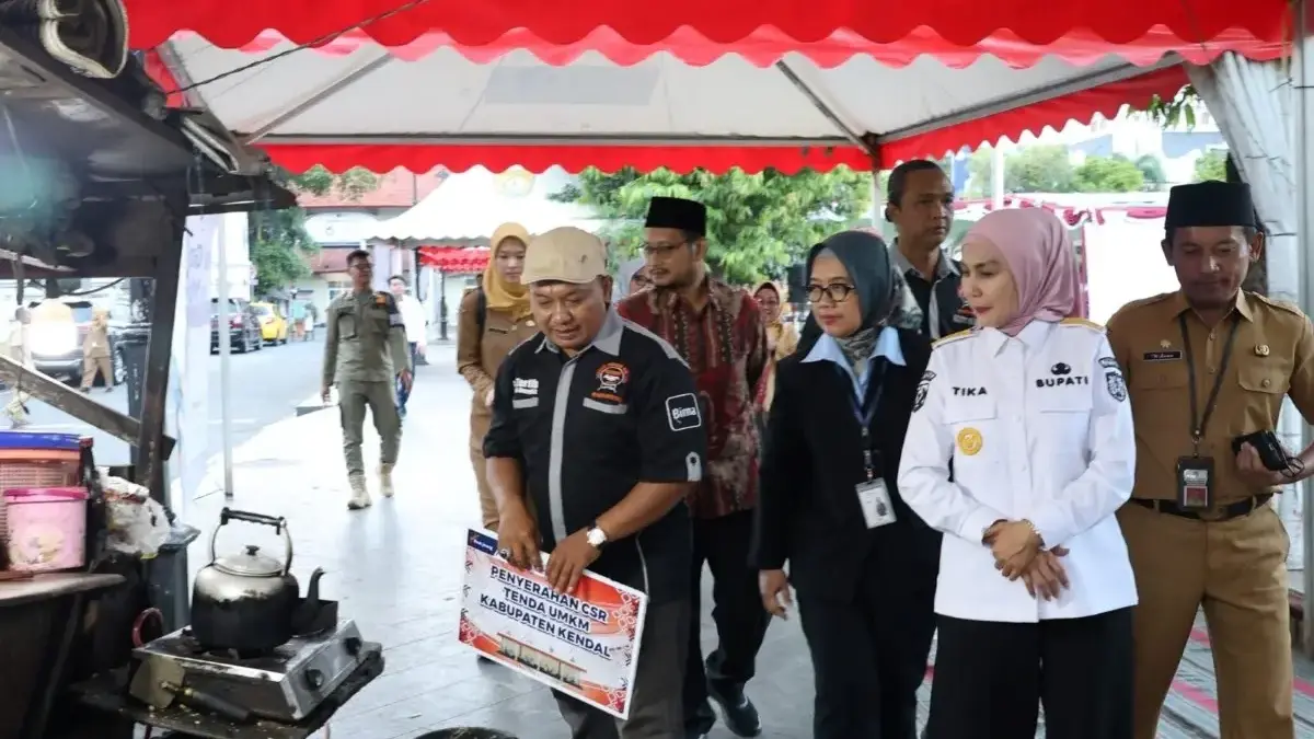Wajah Pusat Kota Rapit, Bupati Tika Bagikan Bantuan Tenda Seragam untuk PKL di Alun-Alun Kendal