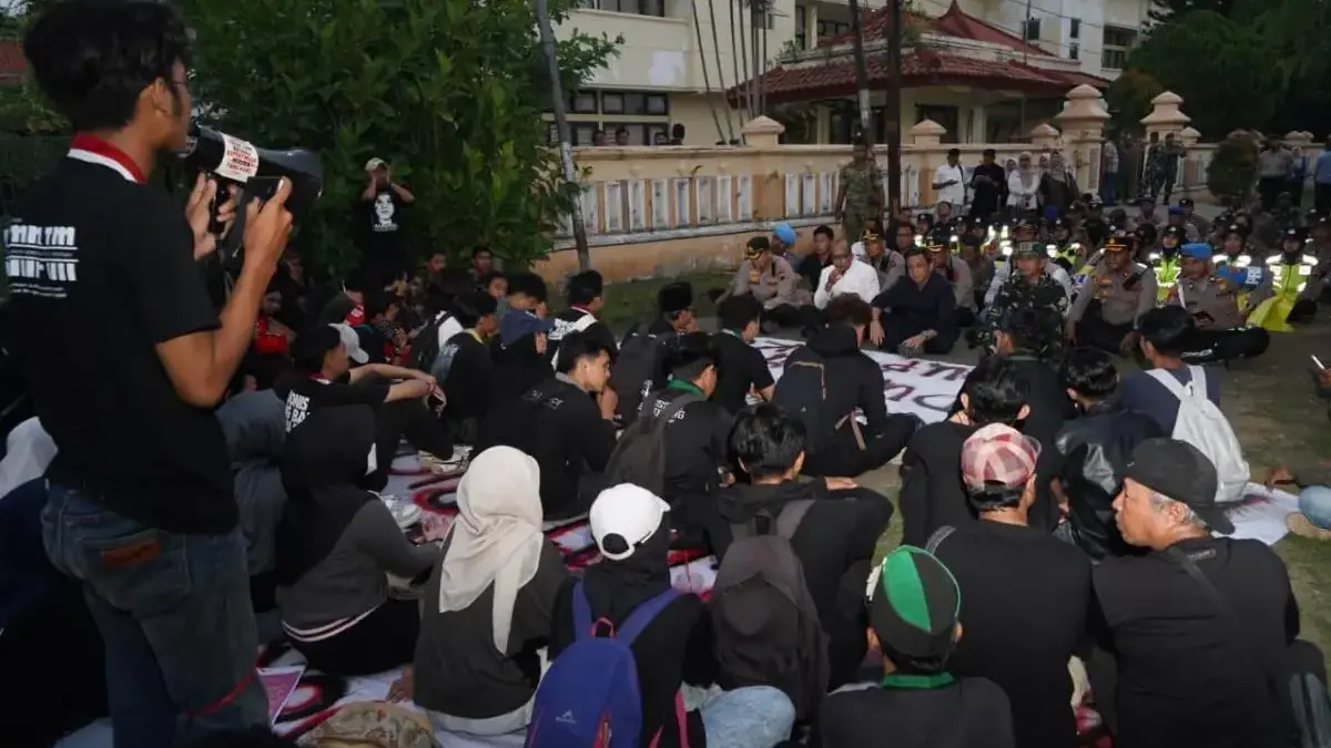 Aliansi Mahasiswa Pekalongan Raya Geruduk DPRD, Suarakan 17 Tuntutan ke Wali Kota dan Forkompimda Aliansi Mahasiswa Pekalongan Raya Geruduk DPRD, Suarakan 17 Tuntutan ke Wali Kota dan Forkompimda