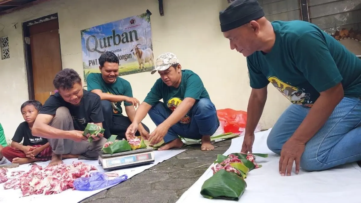 Atasi Darurat Sampah, PWI Pekalongan Kemas Distribusi Daging Kurban Iduladha Pakai Pembungkus Daun Pisang