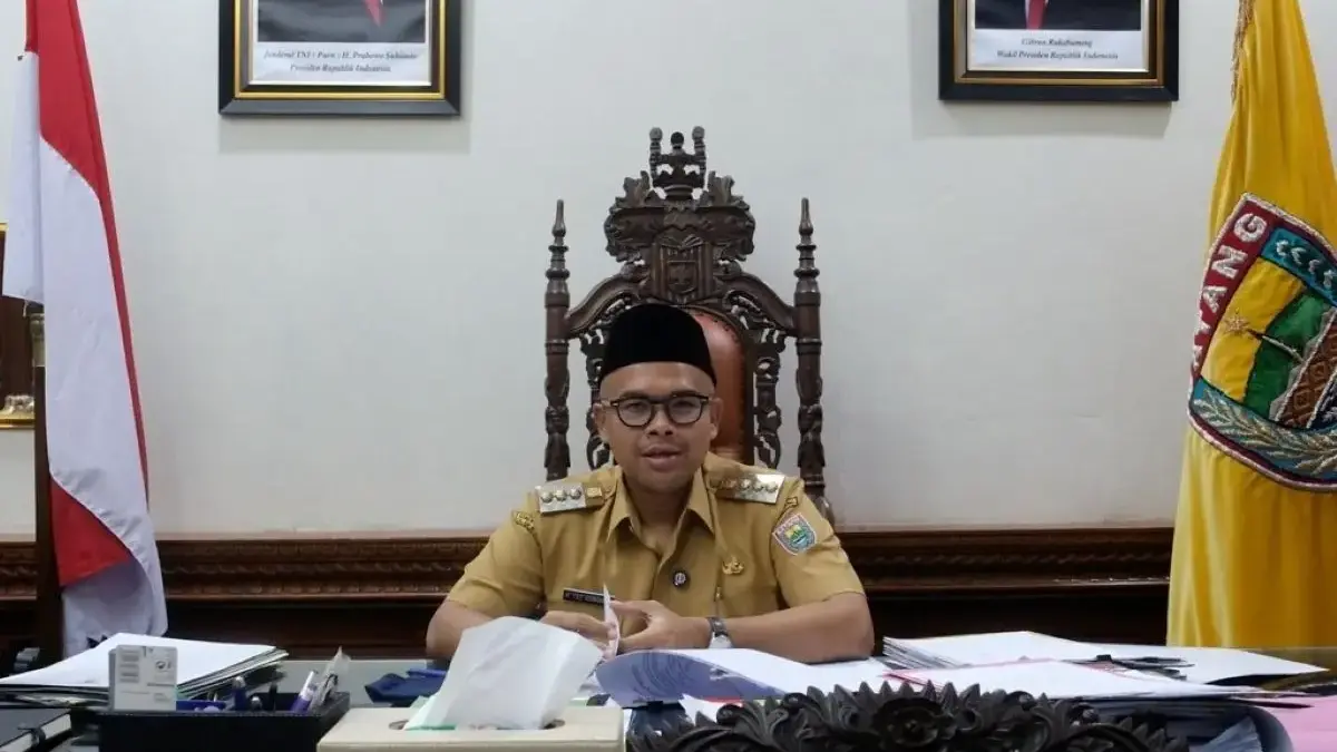 Bupati Batang Sterilkan Trotoar & Alun-alun, PKL Direlokasi ke Food Court Bupati Batang Sterilkan Trotoar & Alun-alun, PKL Direlokasi ke Food Court