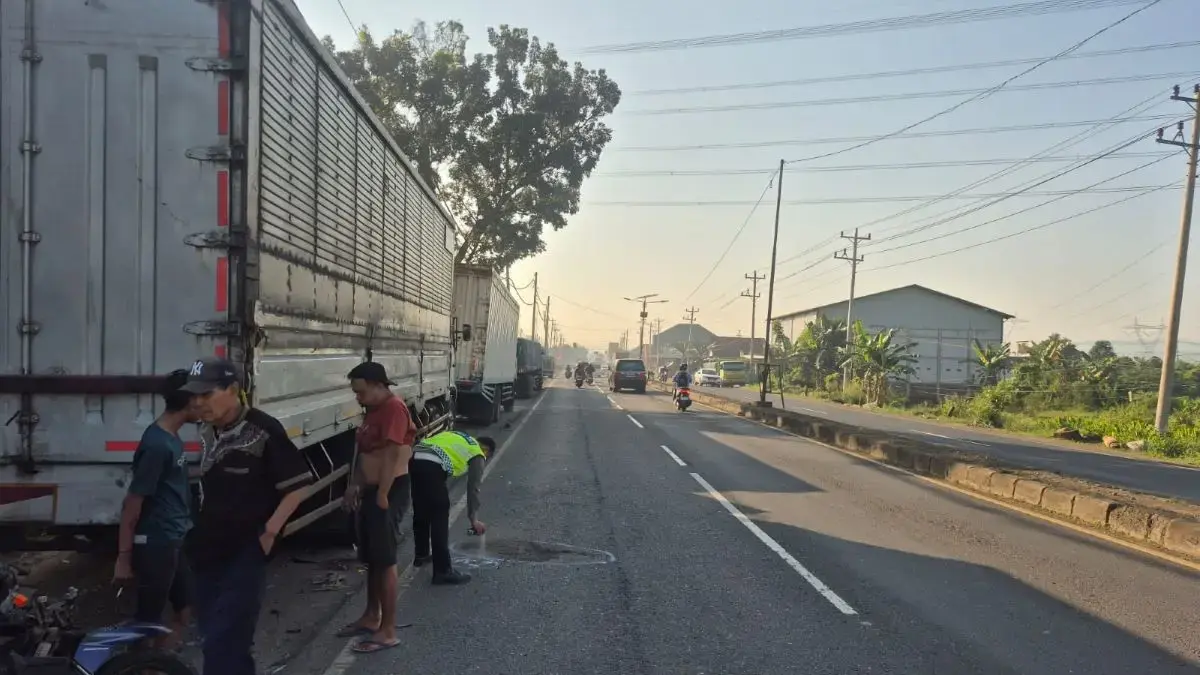 Diduga Mengantuk, Seorang Pedagang Tewas Tabrak Truk Hino yang Parkir di Pantura Batang Diduga Mengantuk, Seorang Pedagang Tewas Tabrak Truk Hino yang Parkir di Pantura Batang