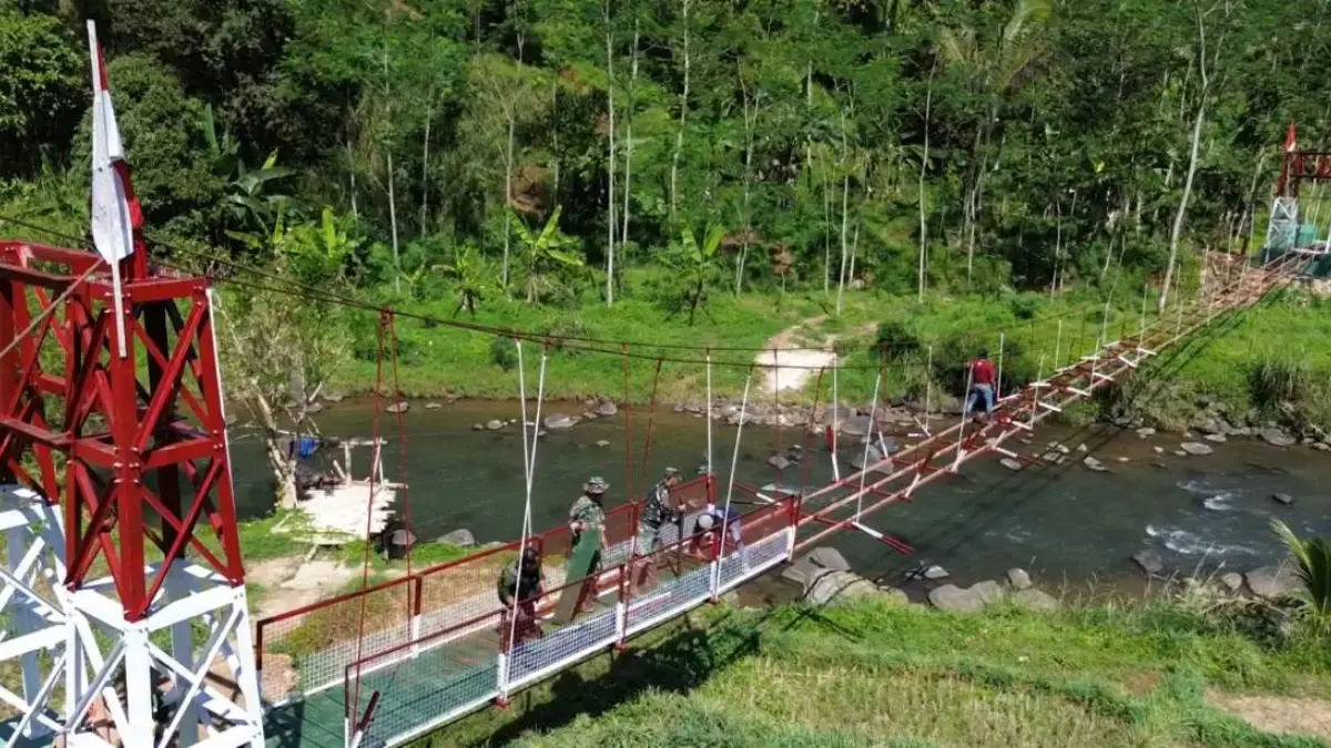 Dikebut TNI, Progres Konstruksi Jembatan Gantung Garuda di Pekalongan Capai 85 Persen Hubungkan 2 Desa