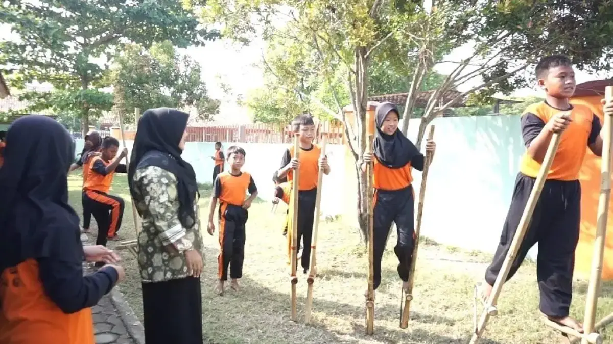 Disdikbud Batang Hadirkan Permainan Tradisional di SD, Kurangi Ketergantungan Anak pada Gawai Disdikbud Batang Hadirkan Permainan Tradisional di SD, Kurangi Ketergantungan Anak pada Gawai