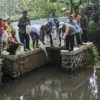 Jaga Kelestarian Ekosistem, DKP Kendal Tebar 7.000 Benih Ikan Air Tawar di Sungai Kaliwetan Sukorejo