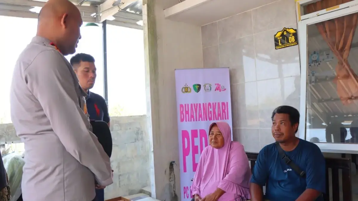 Kapolres Kendal Pimpin Evakuasi Siti Rokhanah dari Rumah Terendam Rob ke Hunian Baru