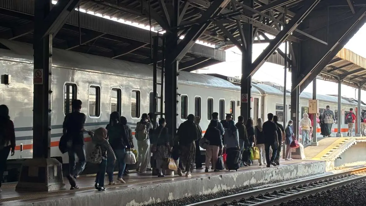 Libur Tahun Baru Islam 1448 H, 17 Ribu Penumpang Padati Stasiun Pekalongan Libur Tahun Baru Islam 1448 H, 17 Ribu Penumpang Padati Stasiun Pekalongan