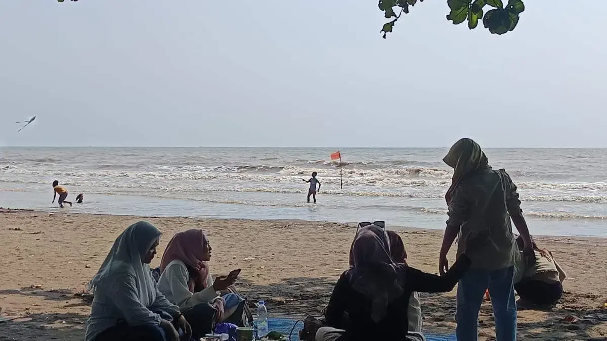 Pantai Ujungnegoro Batang Tetap Favorit Liburan Sekolah, Tiket Cuma Rp5 Ribu Per Orang