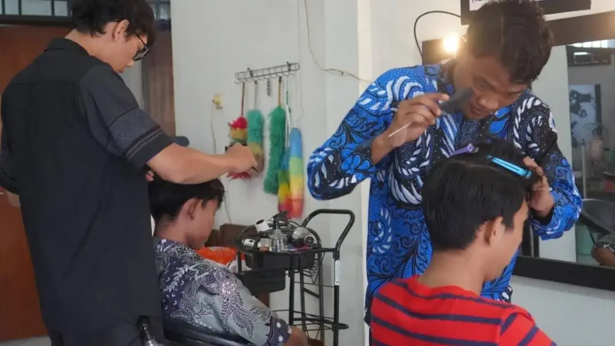 Peserta Pelatihan Barber BLK Pekalongan Layani Potong Rambut Gratis hingga 6 Juli 2026 Peserta Pelatihan Barber BLK Pekalongan Layani Potong Rambut Gratis hingga 6 Juli 2026