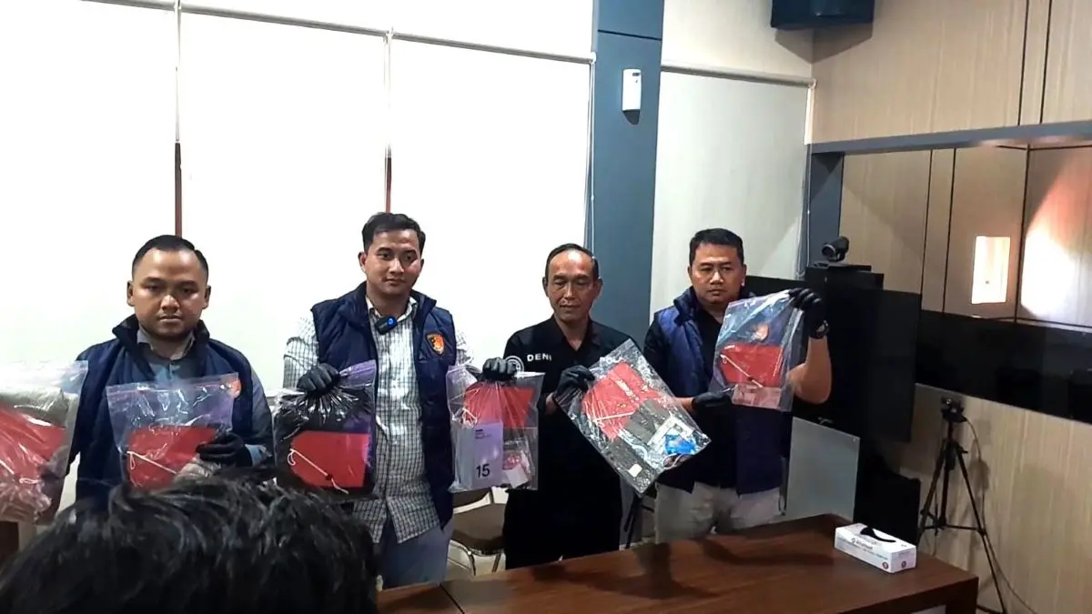 Polisi Bekuk Tersangka Pembunuhan di Kendal, Korban Tewas Dicekik Soal Cincin Emas Polisi Bekuk Tersangka Pembunuhan di Kendal, Korban Tewas Dicekik Soal Cincin Emas