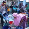 Polres Pekalongan Dropping Air Bersih ke Desa Kesesi, Warga Sambut Positif