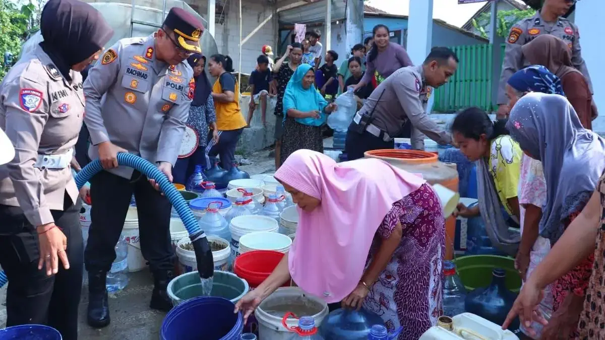 Polres Pekalongan Dropping Air Bersih ke Desa Kesesi, Warga Sambut Positif Polres Pekalongan Dropping Air Bersih ke Desa Kesesi, Warga Sambut Positif