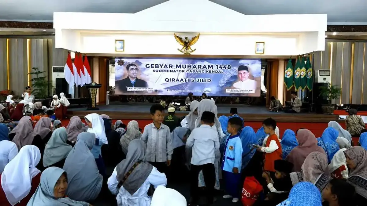 Ratusan Santri Ramaikan Gebyar Muharram 1448 H dan Khatmil Qur'an di Pendopo Kendal Ratusan Santri Ramaikan Gebyar Muharram 1448 H dan Khatmil Qur\'an di Pendopo Kendal