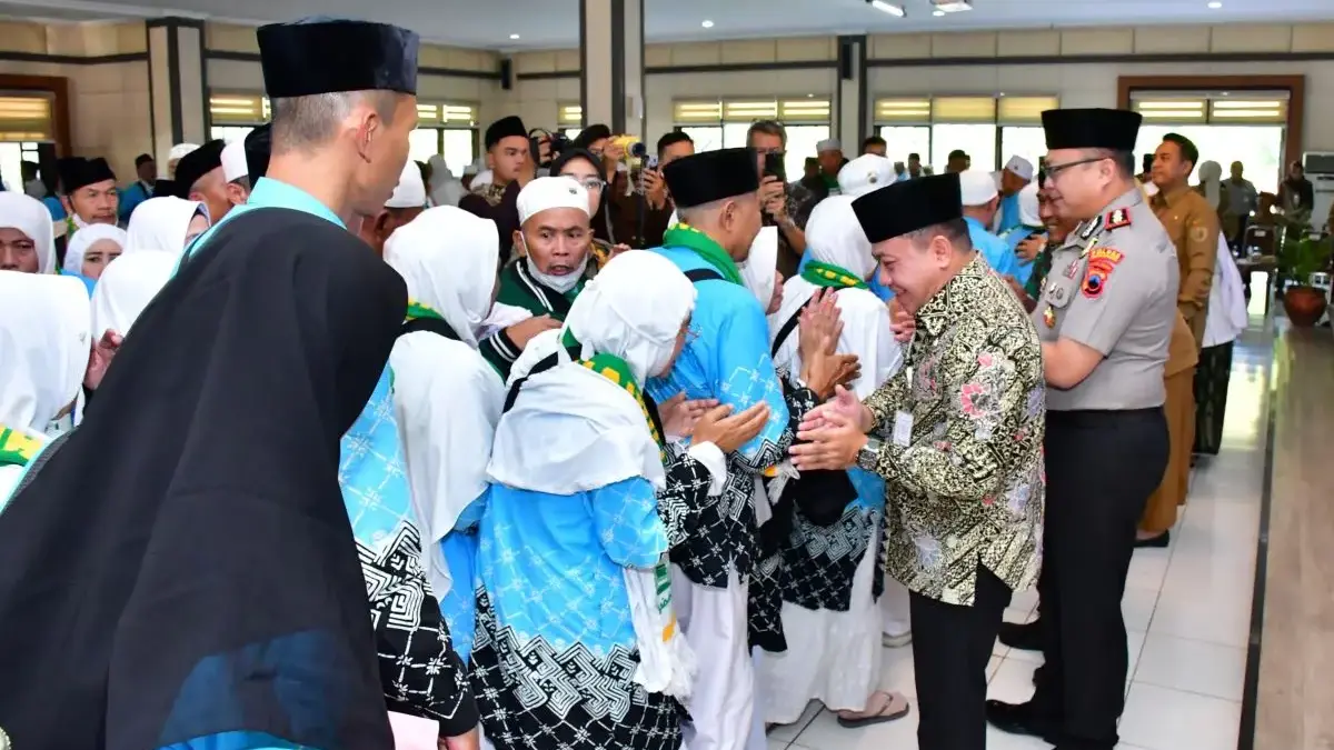 Sambut Kepulangan Jemaah Haji, Plt Bupati Pekalongan Sukirman Instruksikan Pemantauan Kesehatan Sambut Kepulangan Jemaah Haji, Plt Bupati Pekalongan Sukirman Instruksikan Pemantauan Kesehatan