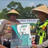 Satlantas Polres Pekalongan Kota Serahkan Alsintan ke Petani Jagung di Kalibaros