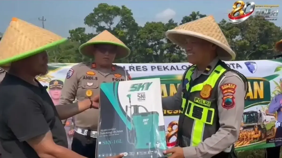 Satlantas Polres Pekalongan Kota Serahkan Alsintan ke Petani Jagung di Kalibaros