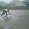 Solar Tumpah di Jalur Pantura Wiradesa, Polsek Cepat Tangani dengan Pasir demi Keselamatan Pengguna Jalan