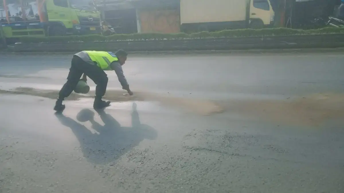 Solar Tumpah di Jalur Pantura Wiradesa, Polsek Cepat Tangani dengan Pasir demi Keselamatan Pengguna Jalan Solar Tumpah di Jalur Pantura Wiradesa, Polsek Cepat Tangani dengan Pasir demi Keselamatan Pengguna Jalan
