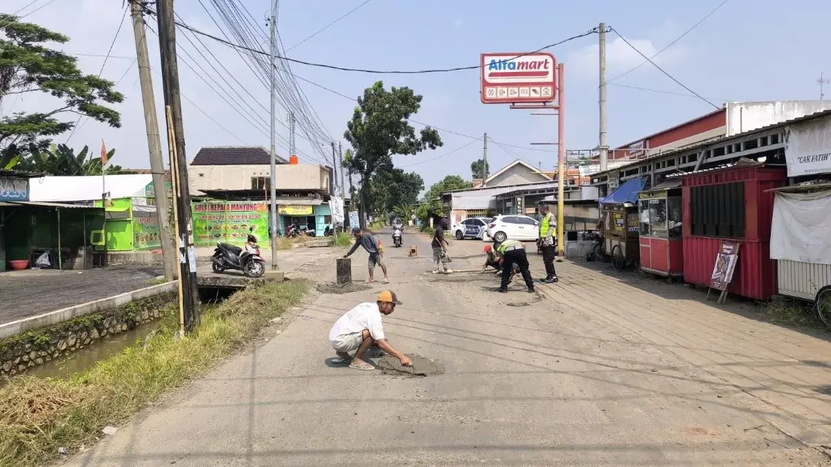 TNI-Polri dan Warga Gotong Royong Tambal Jalan Berlubang di Pekalongan TNI-Polri dan Warga Gotong Royong Tambal Jalan Berlubang di Pekalongan