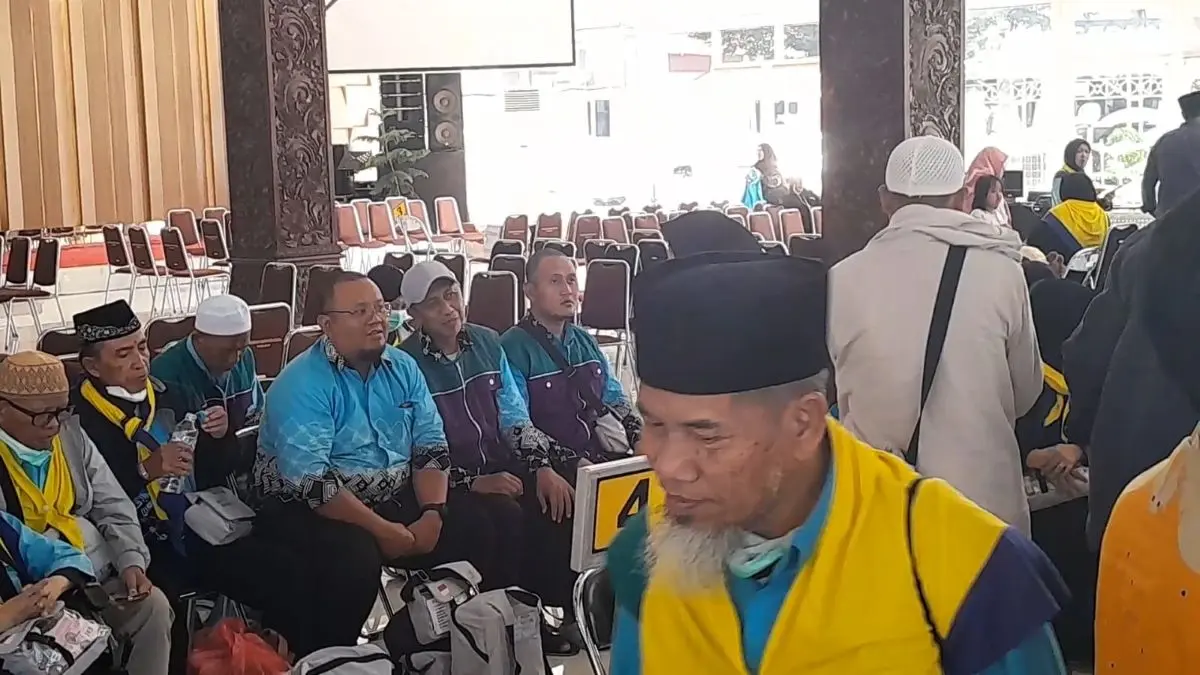 Tiba di Indonesia, Lima Jemaah Haji Kloter 19 Kendal Langsung Dievakuasi Ambulans ke Rumah Sakit Tiba di Indonesia, Lima Jemaah Haji Kloter 19 Kendal Langsung Dievakuasi Ambulans ke Rumah Sakit