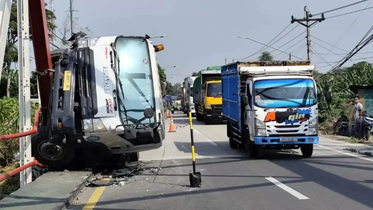 Truk 65 Ton Tumbuk Tiang Jembatan Kali Bodri, Sopir Diduga Microsleep di Pantura