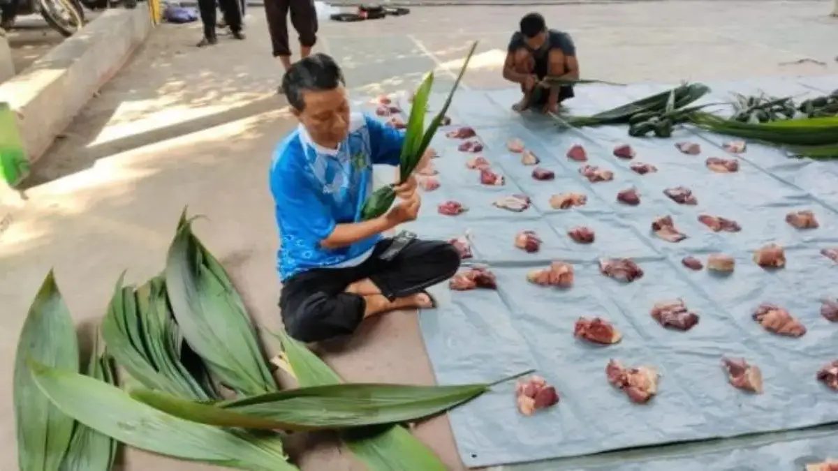 Unik! Siswa SMP Islam Pekalongan Bungkus Daging Kurban Pakai Daun Nyantung untuk Kurangi Sampah Plastik