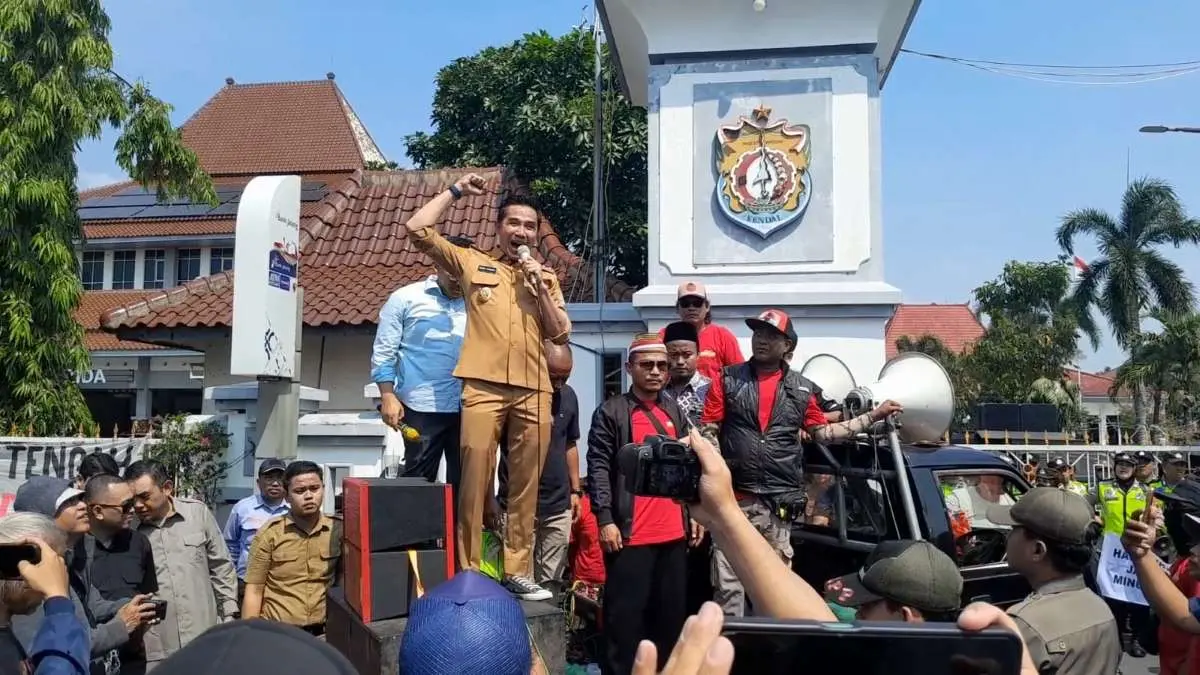 Wabup Benny Tegaskan Stop Tambang di Tunggulsari, Ribuan Warga dan Mahasiswa Serbu DPRD Kendal Wabup Benny Tegaskan Stop Tambang di Tunggulsari, Ribuan Warga dan Mahasiswa Serbu DPRD Kendal