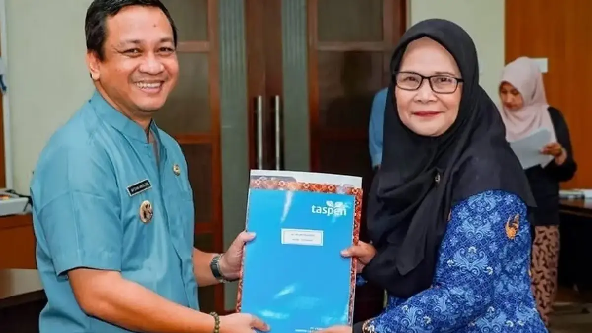 Wali Kota Pekalongan Serahkan SK Pensiun ke 20 ASN, Terbanyak dari Sektor Pendidikan