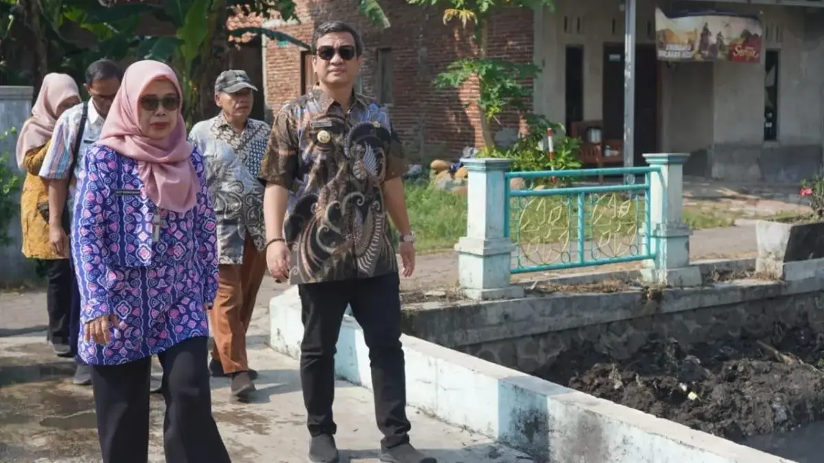 Wali Kota Pekalongan Tinjau Padat Karya Bersihkan Sedimentasi Sungai Asem Binatur