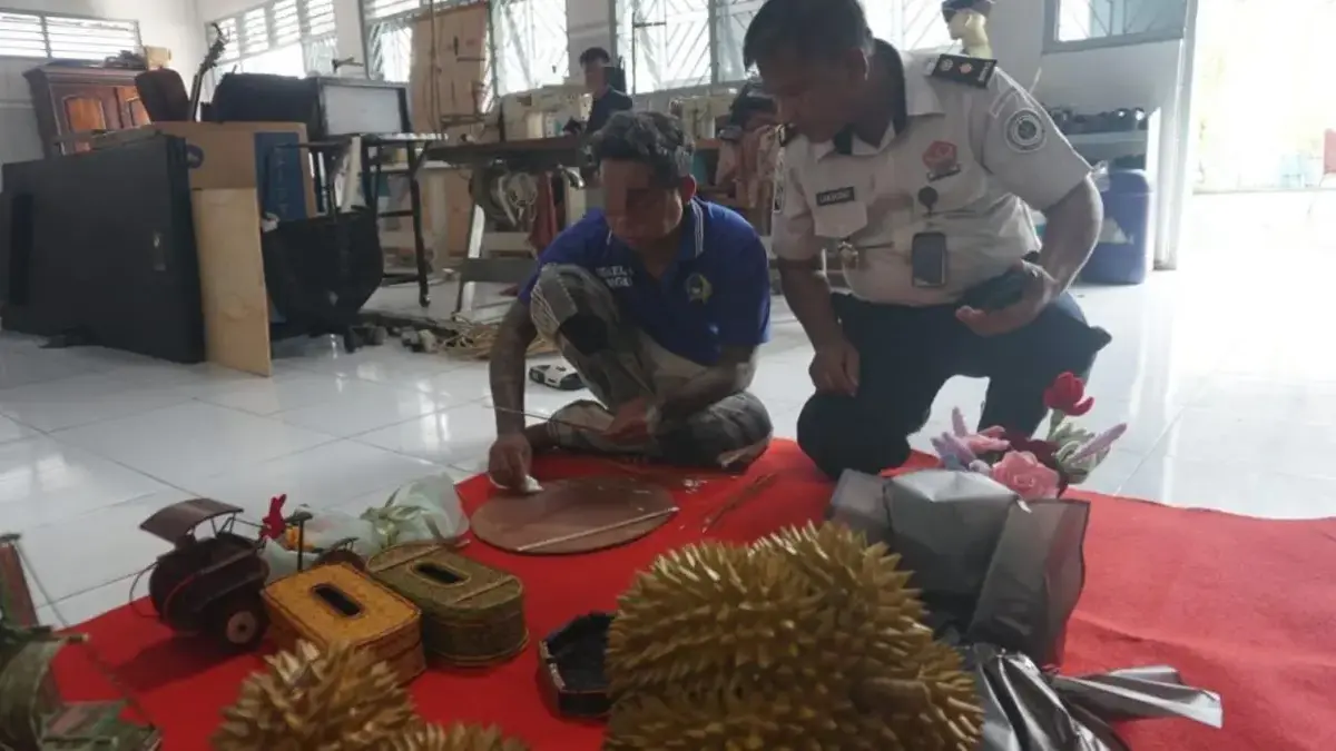 Warga Binaan Rutan Pekalongan Sulap Limbah Kertas Jadi Celengan dan Buket Bernilai Ekonomis Warga Binaan Rutan Pekalongan Sulap Limbah Kertas Jadi Celengan dan Buket Bernilai Ekonomis