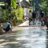 Warga Pucangkowi Gotong Royong Cor Jalan Menuju Makam Mbah Kowi, Demi Kenyamanan Peziarah