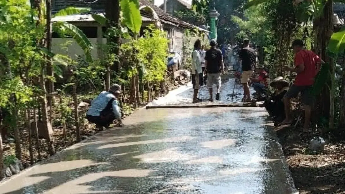 Warga Pucangkowi Gotong Royong Cor Jalan Menuju Makam Mbah Kowi, Demi Kenyamanan Peziarah