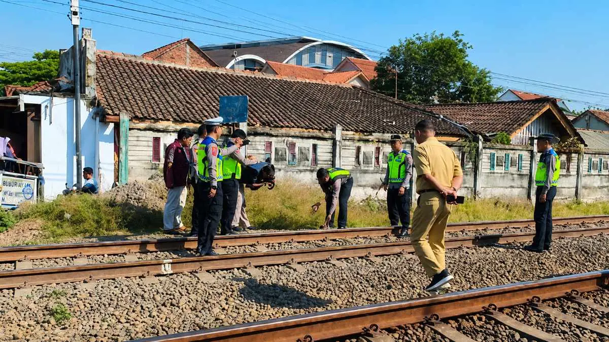 Abaikan Isyarat Klakson dan Peringatan Warga, Seorang Pria di Batang Tewas Tertemper KA Kamandaka Abaikan Isyarat Klakson dan Peringatan Warga, Seorang Pria di Batang Tewas Tertemper KA Kamandaka