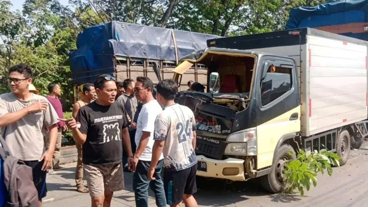Becak Putar Balik di Lokasi Terlarang, Tiga Truk Alami Kecelakaan Karambol di Pantura Kendal Becak Putar Balik di Lokasi Terlarang, Tiga Truk Alami Kecelakaan Karambol di Pantura Kendal