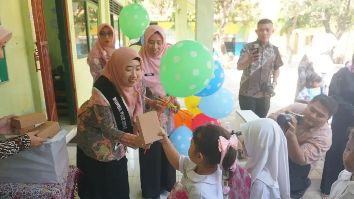 Bunda PAUD Kota Pekalongan Pantau MPLS di TK Pembina, Pastikan Ramah Anak dan Bebas Tekanan Bunda PAUD Kota Pekalongan Pantau MPLS di TK Pembina, Pastikan Ramah Anak dan Bebas Tekanan