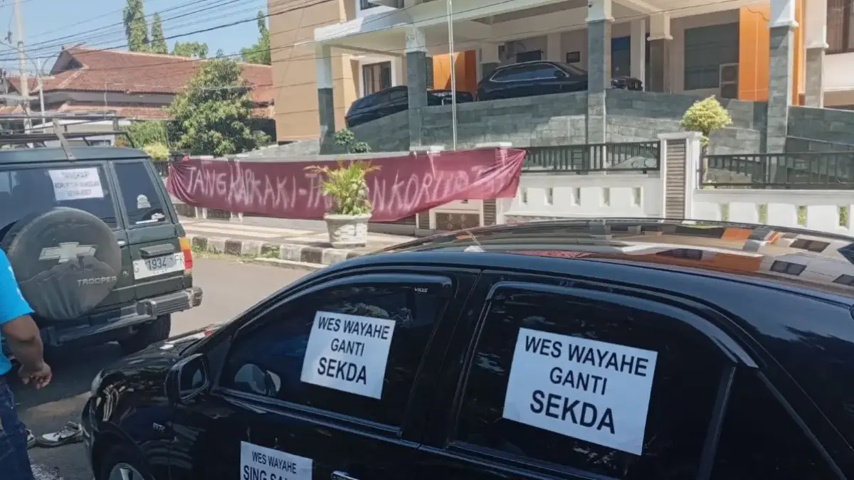 Desak Sekda Dicopot, Koalisi Transparansi Pekalongan Gelar Aksi di Depan Kantor Setda dan DPRD