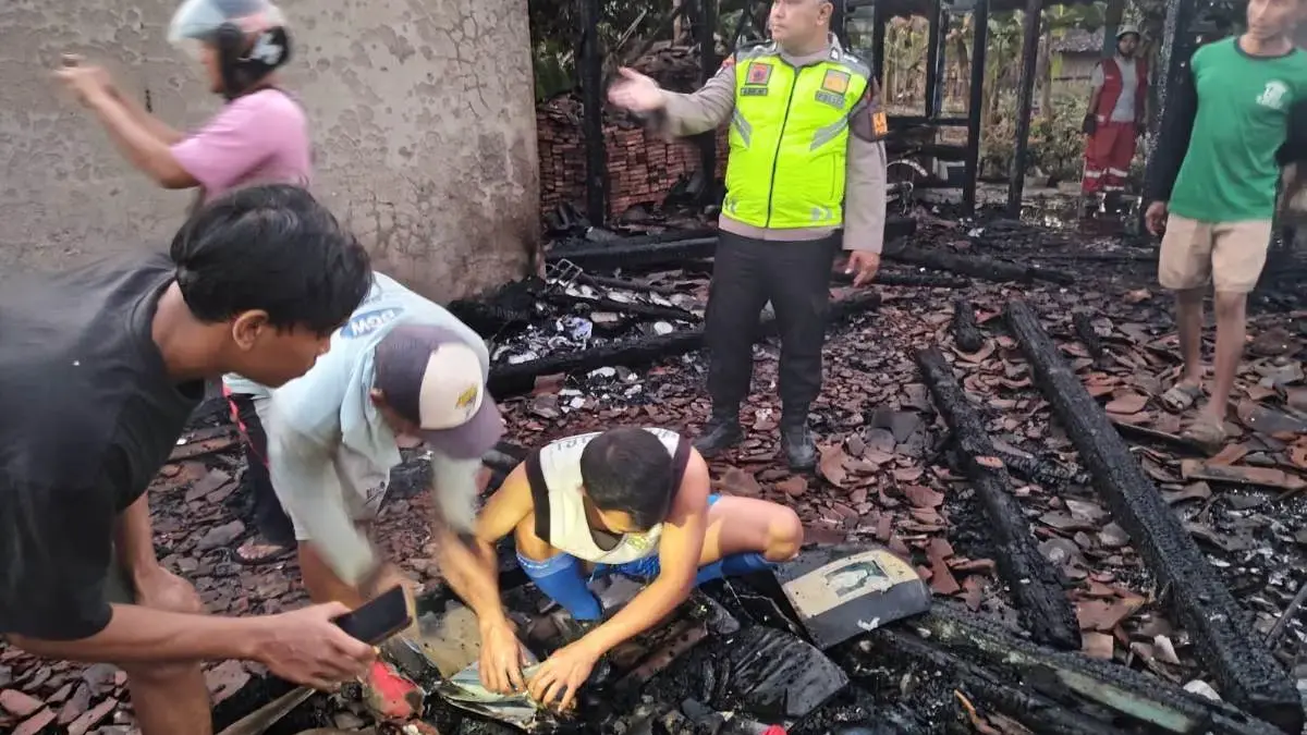 Diduga Korsleting Listrik, Dua Rumah Kayu Warga Weleri Kendal Ludes Terbakar Diduga Korsleting Listrik, Dua Rumah Kayu Warga Weleri Kendal Ludes Terbakar