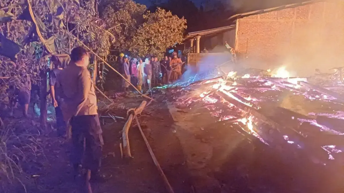 Diduga Korsleting Listrik saat Magrib, Dua Rumah di Weleri Kendal Hangus Terbakar Diduga Korsleting Listrik saat Magrib, Dua Rumah di Weleri Kendal Hangus Terbakar