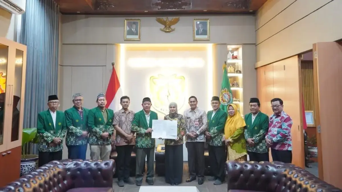 Dukung Pengembangan Kampus UMKABA, Bupati Kendal Serahkan Hibah Rp5 Miliar untuk PDM Kendal Dukung Pengembangan Kampus UMKABA, Bupati Kendal Serahkan Hibah Rp5 Miliar untuk PDM Kendal