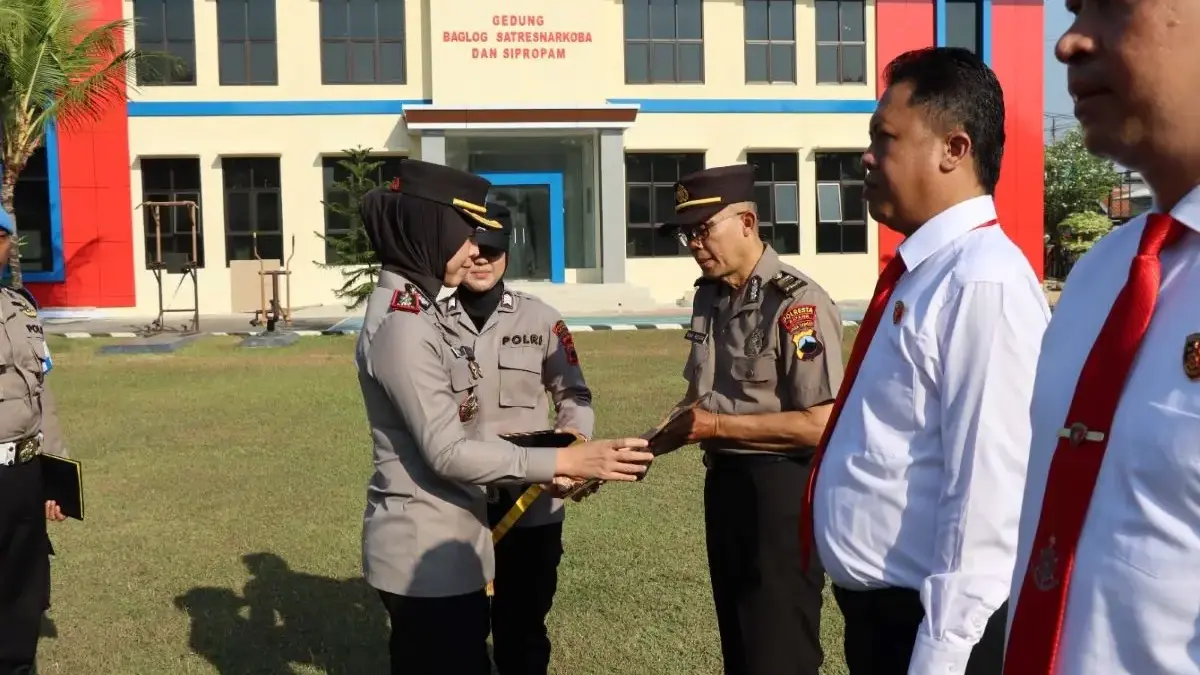 Gagalkan Tawuran hingga Panen Medali Karate, 5 Personel Polresta Batang Diberi Penghargaan Gagalkan Tawuran hingga Panen Medali Karate, 5 Personel Polresta Batang Diberi Penghargaan