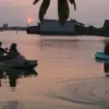 Genangan Rob di Pekalongan Disulap Jadi Wisata Kano Sunset, Tiket Rp20 Ribu Sepuasnya
