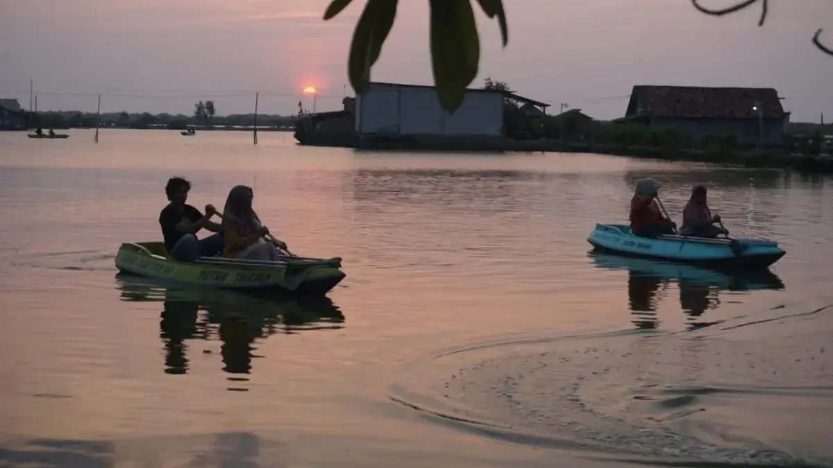 Genangan Rob di Pekalongan Disulap Jadi Wisata Kano Sunset, Tiket Rp20 Ribu Sepuasnya