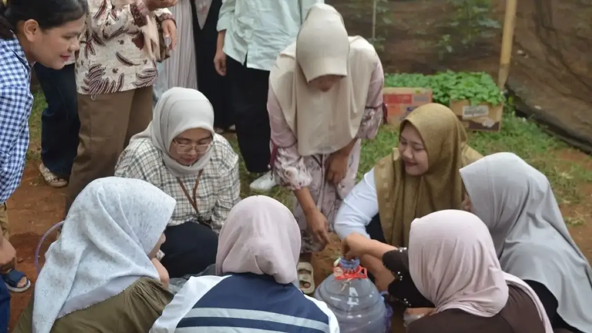 Kurangi Sampah Dapur, Tim Agribisnis Undip Batang Latih KWT Mawar Bikin Pupuk Organik Cair Kurangi Sampah Dapur, Tim Agribisnis Undip Batang Latih KWT Mawar Bikin Pupuk Organik Cair