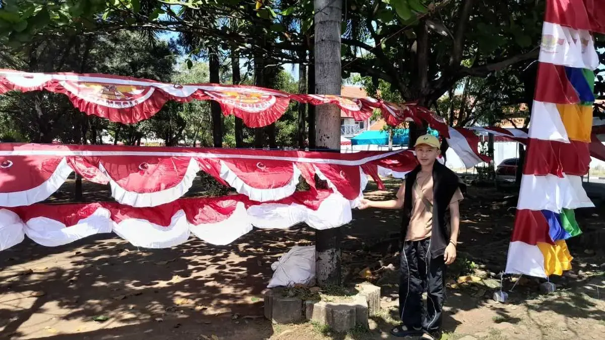 Marak Tren Belanja Online, Pedagang Bendera Musiman di Kendal Mengeluh Penjualan Anjlok