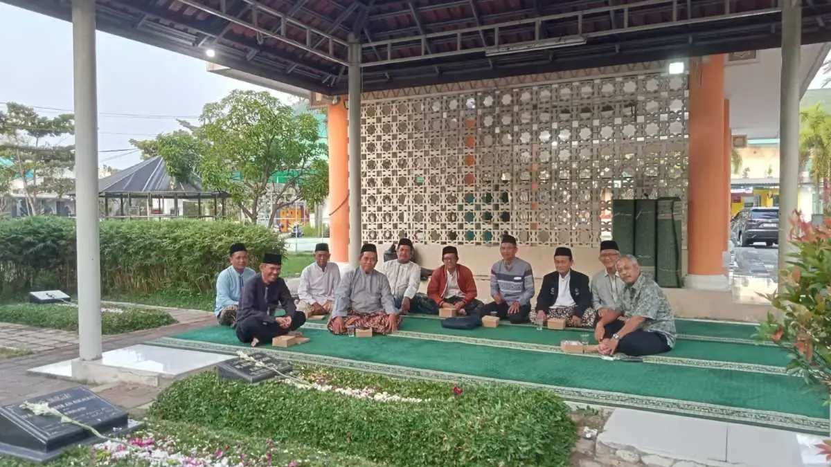 Peringati Harkop Ke-79, Dekopinda Ziarah ke Makam Tokoh Koperasi dan Pendiri Kospin Jasa Pekalongan Peringati Harkop Ke-79, Dekopinda Ziarah ke Makam Tokoh Koperasi dan Pendiri Kospin Jasa Pekalongan