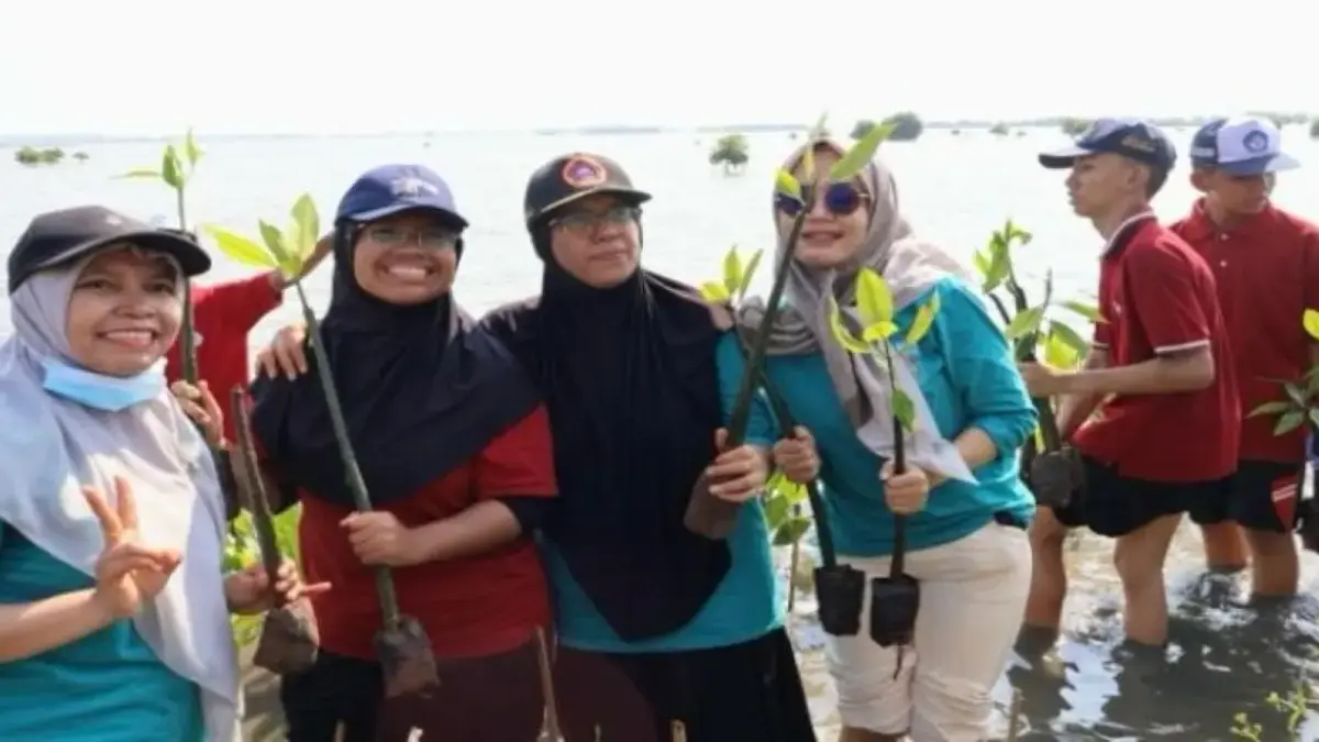 Puncak MPLS, 321 Siswa Baru SMAN 1 Pekalongan Tanam 1.000 Mangrove Cegah Penurunan Muka Tanah Puncak MPLS, 321 Siswa Baru SMAN 1 Pekalongan Tanam 1.000 Mangrove Cegah Penurunan Muka Tanah