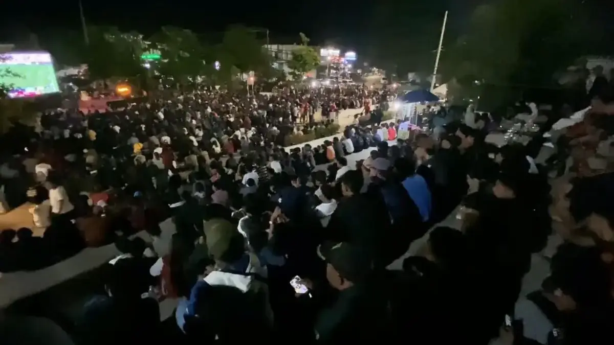 Ribuan Warga Padati Alun-alun Kaliwungu Nobar Final Piala Dunia 2026, Ekonomi UMKM Bergelora Ribuan Warga Padati Alun-alun Kaliwungu Nobar Final Piala Dunia 2026, Ekonomi UMKM Bergelora