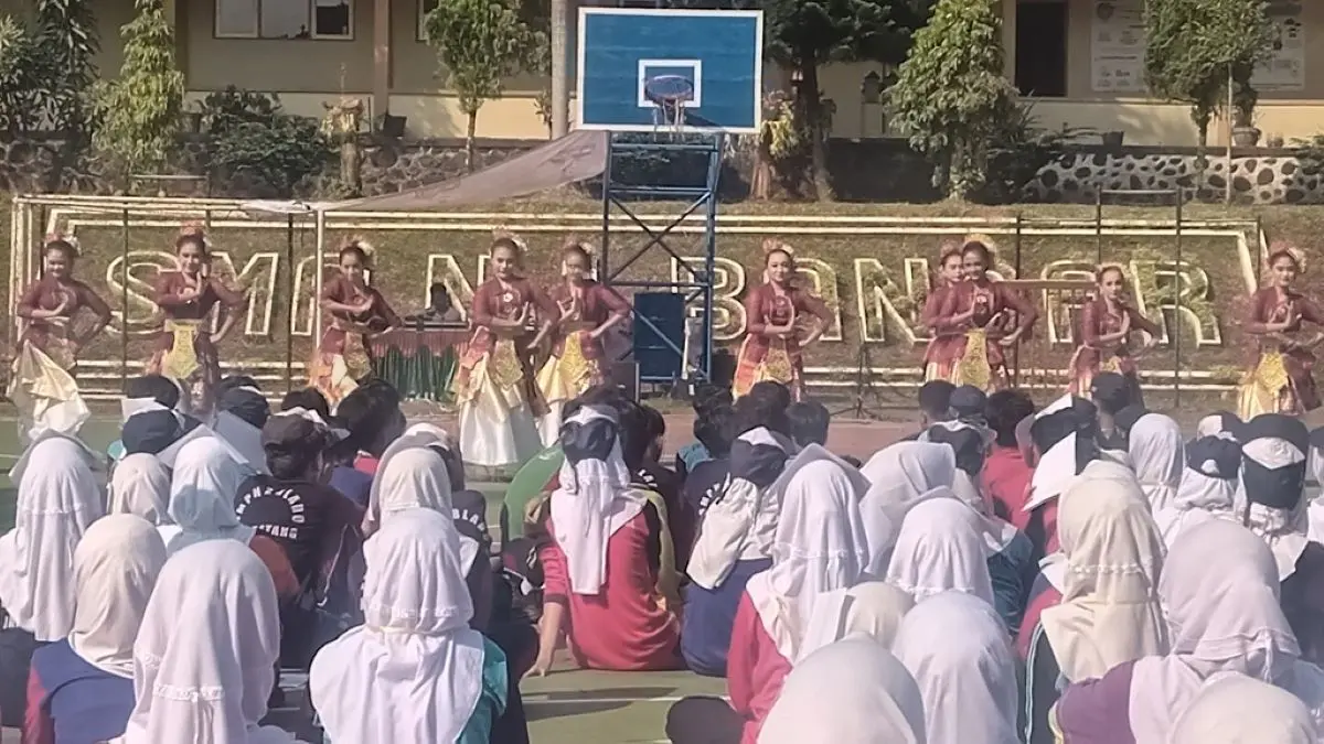 Salurkan Minat Siswa Baru, SMAN 1 Bandar Batang Unjuk Puluhan Ekskul dalam Parade MPLS Ramah 2026 Salurkan Minat Siswa Baru, SMAN 1 Bandar Batang Unjuk Puluhan Ekskul dalam Parade MPLS Ramah 2026