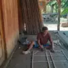 Sambut Musim Tembakau Kendal, Mbah Kandar Raup Rezeki dari Anyaman Rigen Berbahan Bambu