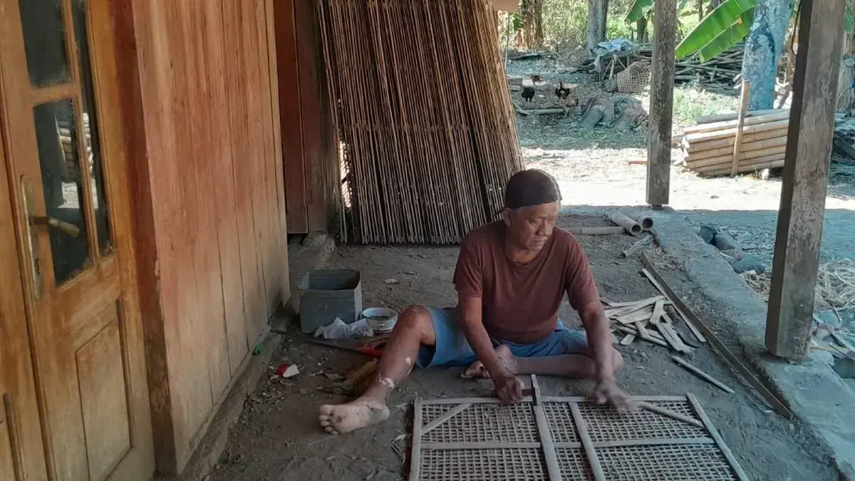 Sambut Musim Tembakau Kendal, Mbah Kandar Raup Rezeki dari Anyaman Rigen Berbahan Bambu